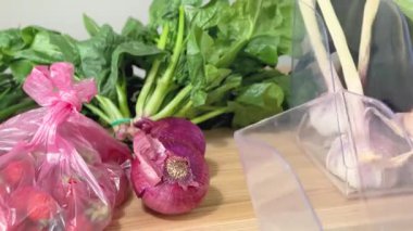 Konteynırlarda taze soğan depolanması. Sağlıklı Buzdolabı Örgütü..