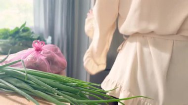 Sağlıklı Gıda Video Açacağı. Kadın Taze Ürünle Buzdolabı Düzenliyor.