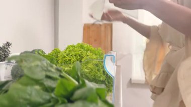 Taze Yeşiller ve Marul Mutfakta Ispanak Paketi.