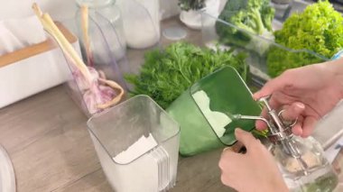 Yeşil sebzeleri buzdolabında düzenlemek ve depolamak. Sağlıklı..