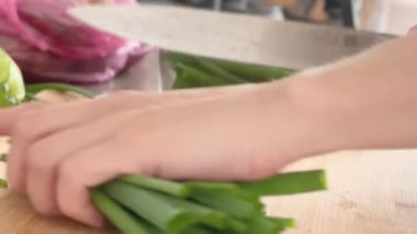 Kadın Dolapta Taze Soğan Deposu için Bez Nemlendiriyor