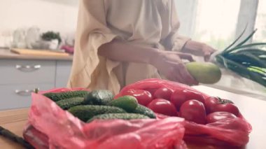 Kadın Taze Yeşil Soğanları Çiftçi Pazarı 'ndan Yemek Pişirmek İçin Paketliyor.