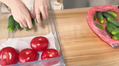 Salatalıkları Yemek Hazırlamak için Dolapta Kapalı Kadın Mağazaları.