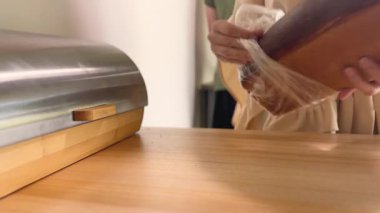 Sağlıklı Yeme Açıcı Kadın, Ekmek Kutusuna Taze Ekmek Yerleştirdi.