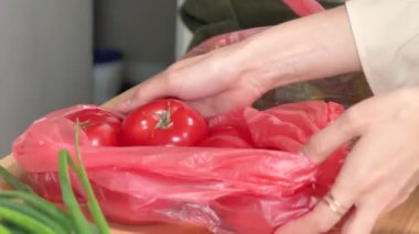 Çiftçiler _ Market Marketi Ev Mutfağı 'nda paketleri açıyor. Sağlıklı beslenme.