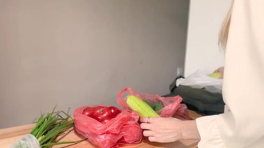 Sağlıklı Yeşiller İçin Dolaplarda Buzdolabı Depolama Taze Yeşillikleri Düzenleniyor