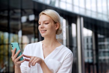 Sokakta yürüyen telefonda konuşan güzel kadın.