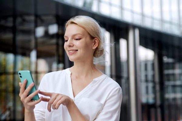 Sokakta yürüyen telefonda konuşan güzel kadın.