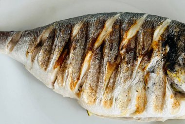 Izgarada pişmiş taze dorado balığı.