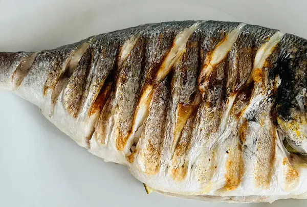 Izgarada pişmiş taze dorado balığı.