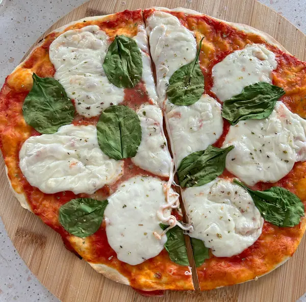 Fırında taze margherita pizza.