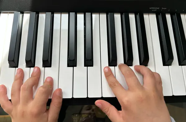Elektronik piyanoda çocuk elleri