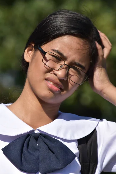 Zdezorientowany Zróżnicowana Nastolatka Dziewczyna Okularach — Zdjęcie stockowe