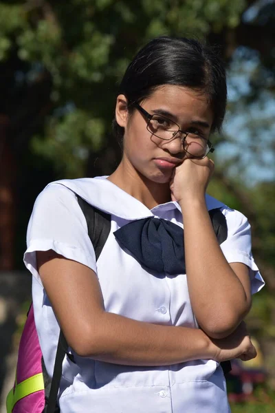 フィリピンの女の子と眼鏡をかけて心配 — ストック写真