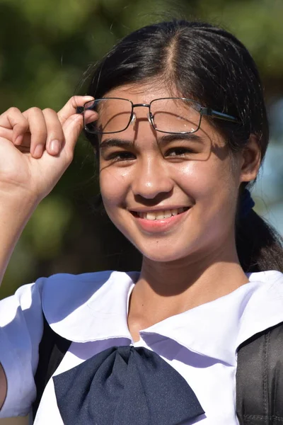Gülümseyen Filipinli Gözlüklü Genç Kız — Stok fotoğraf