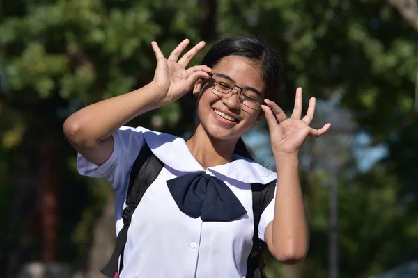 Pateta Bela Filipina Menina Vestindo Óculos — Fotografia de Stock