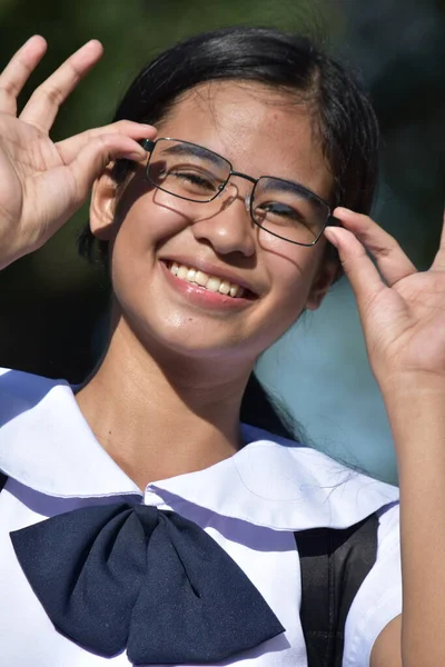 Menina Minoritária Inteligente Sorrindo Usando Óculos — Fotografia de Stock