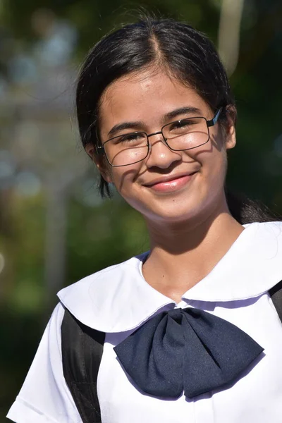 Πορτραίτο Ενός Έξυπνου Κοριτσιού Που Φοράει Γυαλιά — Φωτογραφία Αρχείου