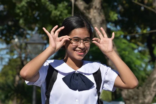 戴眼镜微笑聪明的菲律宾女性 — 图库照片