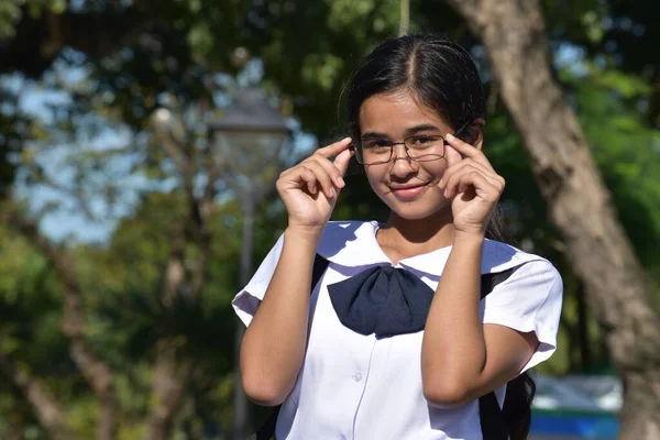 Seriöses Hübsches Teenager Mädchen Mit Brille — Stockfoto