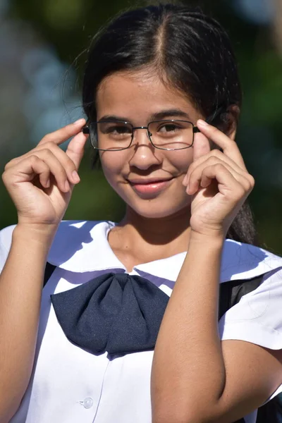 Πορτρέτο Μιας Ευφυούς Φιλιππινέζας Έφηβης Γυαλιά — Φωτογραφία Αρχείου