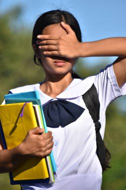 Bayan Öğrenci ve Hafıza Kaybı Üniforması Giyen Ders Kitabı Tutan