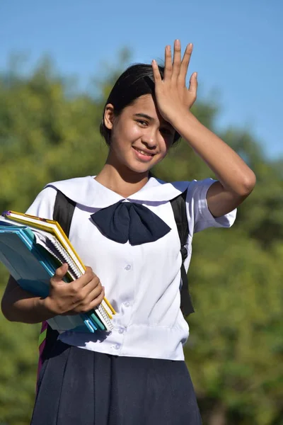 Genç Asyalı Bayan Öğrenci Hafıza Sorunları Üniforma Tutma Kitapları Giymekte — Stok fotoğraf