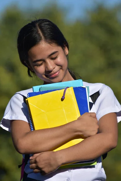 Düşünceli Asyalı Kız Öğrenci Üniforması Giyiyor Kitap Tutuyor — Stok fotoğraf