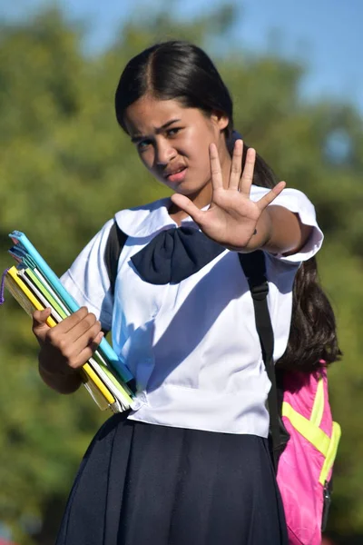 Genç Asyalı Kız Hareketleri Üniforma Giymeyi Ders Kitaplarını Tutmayı Bırakıyor — Stok fotoğraf