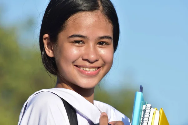 Χαμογελώντας Όμορφη Ασιάτισσα Μαθήτρια Έφηβη Μαθήτρια Που Φορούσε Σχολική Στολή — Φωτογραφία Αρχείου