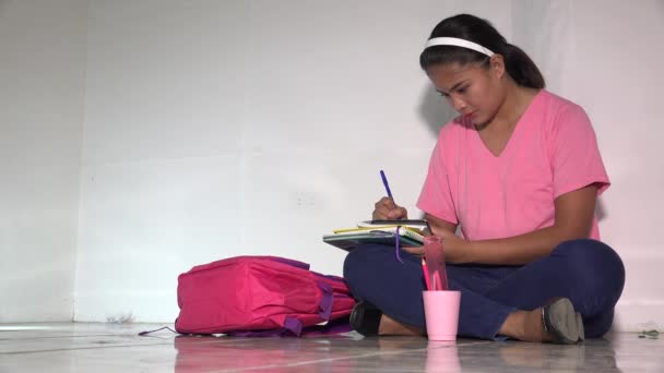 Asijské Studentka Sedí Psaní Izolované — Stock video