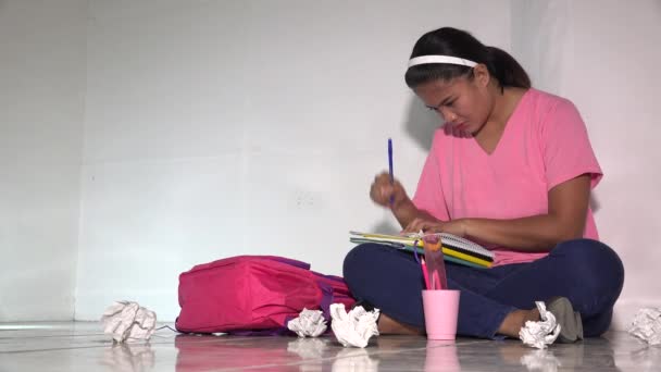 Stressad Asiatisk Kvinnlig Student Sitter Isolerad — Stockvideo