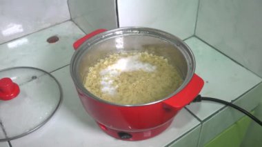 Tencerede Erişte Pişirme