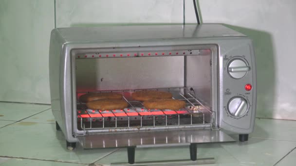 烤面包机里烤的烤鸡块 — 图库视频影像