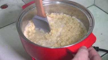 Tahta kaşıkla karıştırılmış makarna.