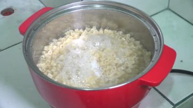 Kaynar suda taze geçmiş pişiriliyor.