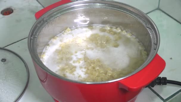 Boiling Water Macaroni Pot — Stock Video