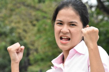 Genç Çeşitli Kadın ve Öfkeli Pembe Tişört Giyen Yakın Çekim