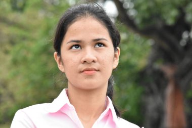 Şirin, çeşitli bir genç ve duyarsız.