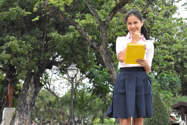 若いアジア女性学生ノート付きスカートを着て考える — ストック写真