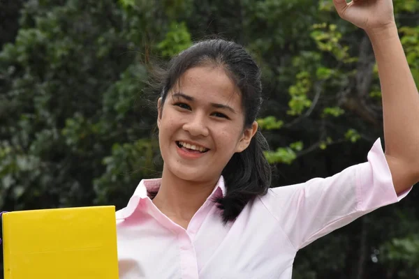 Μια Περήφανη Όμορφη Φιλιππινέζα Μαθήτρια — Φωτογραφία Αρχείου