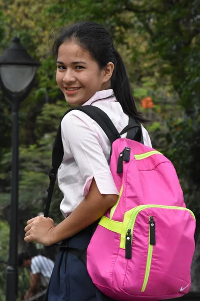 幸せなフィリピン人女子学生 — ストック写真