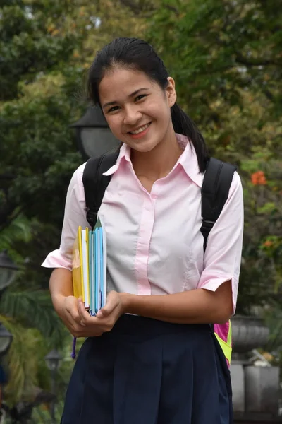 一个笑着的年轻亚洲女学生 — 图库照片