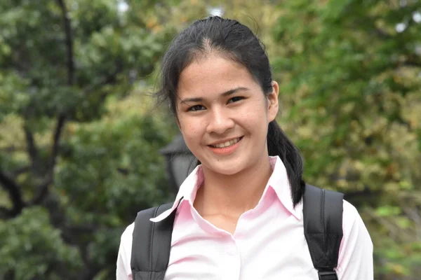 Gadis Sekolah Remaja Pelajar Pemisah Tersenyum — Stok Foto