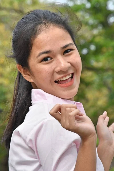 Lächeln Schöne Weibliche Youngster Trägt Rosa Hemd Draußen — Stockfoto