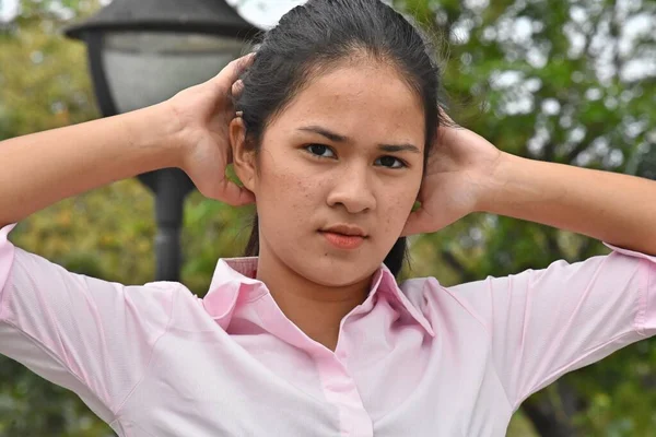 Ernstes Teenager Mädchen Trägt Rosa Hemd Park — Stockfoto