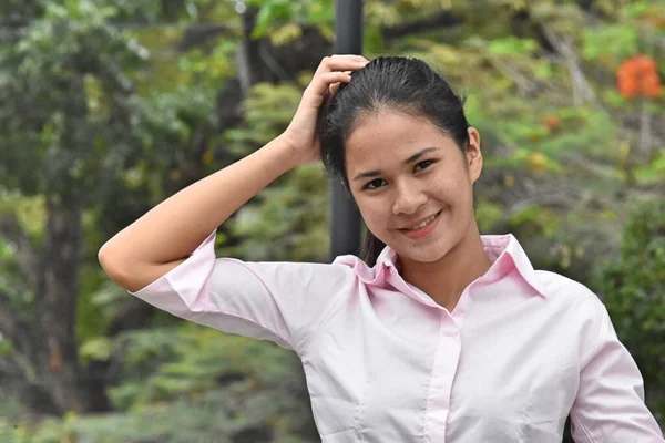 Jovem Ásia Menina Confusão Vestindo Rosa Camisa Público Parque — Fotografia de Stock