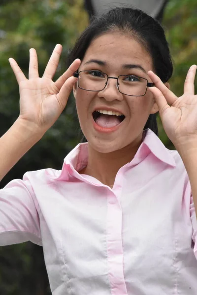 Školní Dívka Dělat Legrační Obličeje Sobě Růžové Tričko Brýle — Stock fotografie