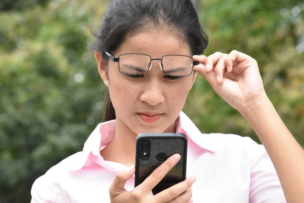 Una Estudiante Usando Teléfono Celular —  Fotos de Stock