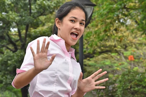 Startled Menina Muito Filipina Parque Público — Fotografia de Stock